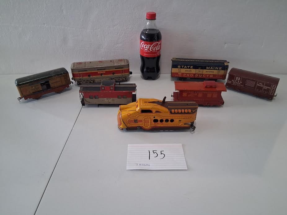 1 Marx Yellow Litho Tin Engine M10005 Union Pacific and 6 misc cars: 1 Marx Yellow Litho Tin Engine M10005 Union Pacific and 6 misc cars