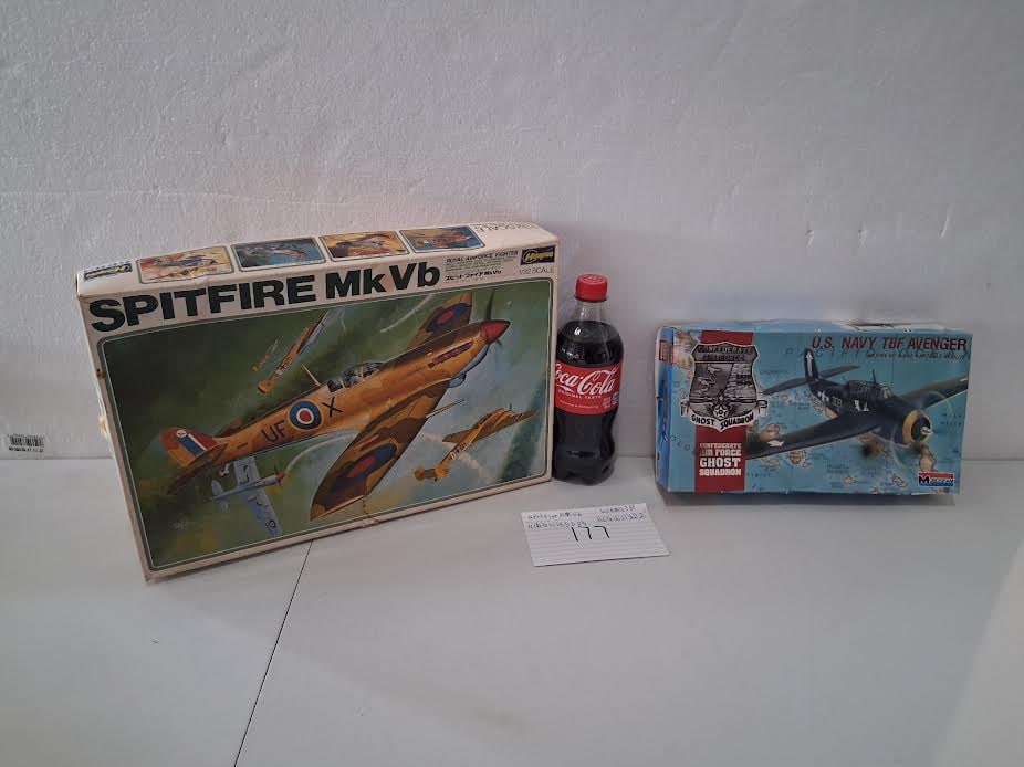 2 Vintage Model Airplane Kits (1 of 4)