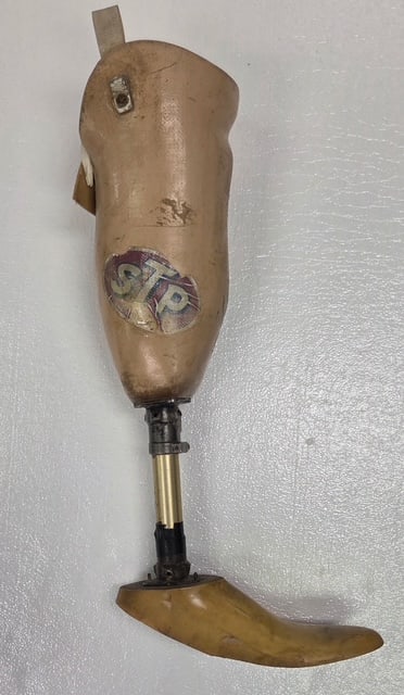 Mid-Century Prosthetic Leg with STP Decal – Vintage Composition, Metal & Wooden Foot (1 of 7)