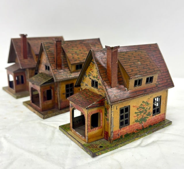 3 Piece Train Acessories -Pre War American Flyer Lithographed Tin Freight Depot buildings (1 of 2)