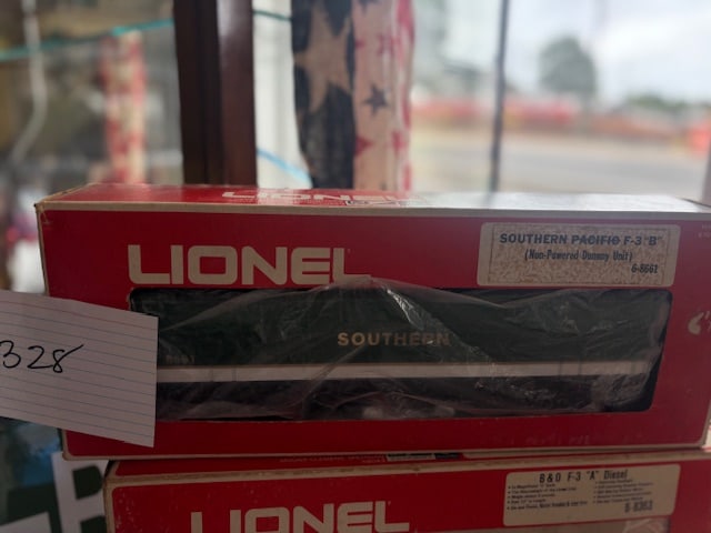 Lionel Southern Pacific F-3 "B" Non-Powered Dummy Unit (1 of 1)