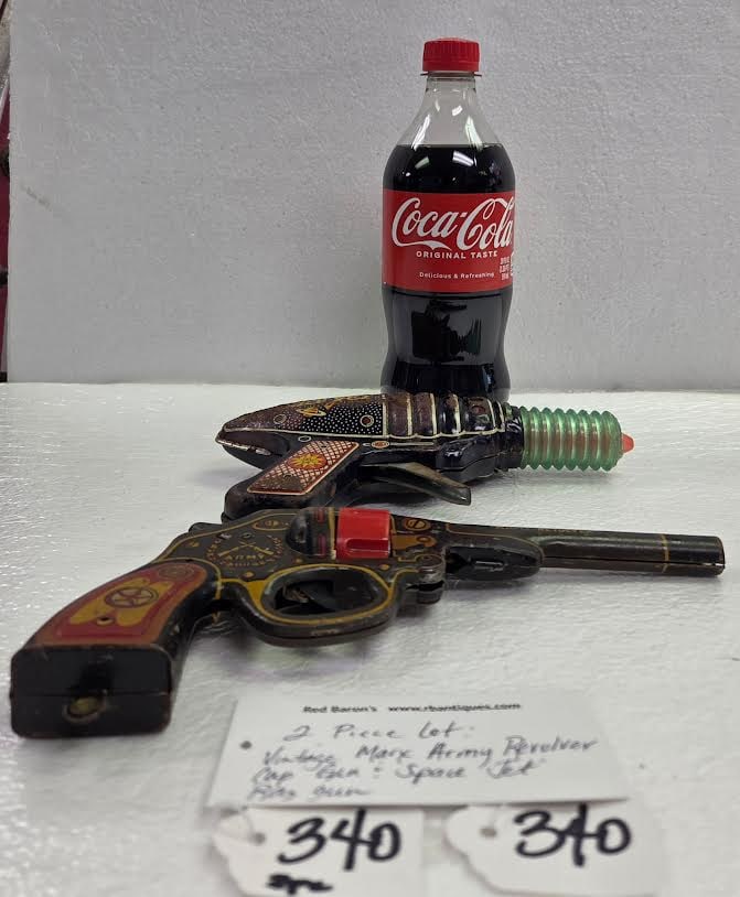 Vintage Marx Toys Model 45 Revolver and Space Jet Ray Gun (1 of 3)