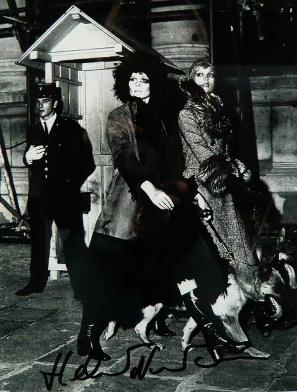 Helmut NEWTON (1920-2004): Helmut NEWTON (1920-2004). Without title, photograph, signed. The photo is signed by the artist on bottom. Visible dimensions without frame and passepartout: H 25 cm, W 19 cm. Framed behind glass, pos