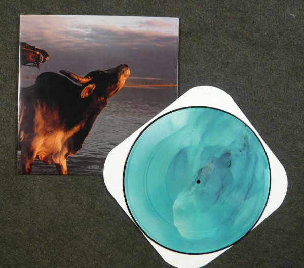 Matthew BARNEY (*1967): Matthew BARNEY (*1967), 'Man in Black - Cremaster II', record, 2000, signed. A signature is carved into the vinyl disk. The record was produced in an edition of 500 copies.