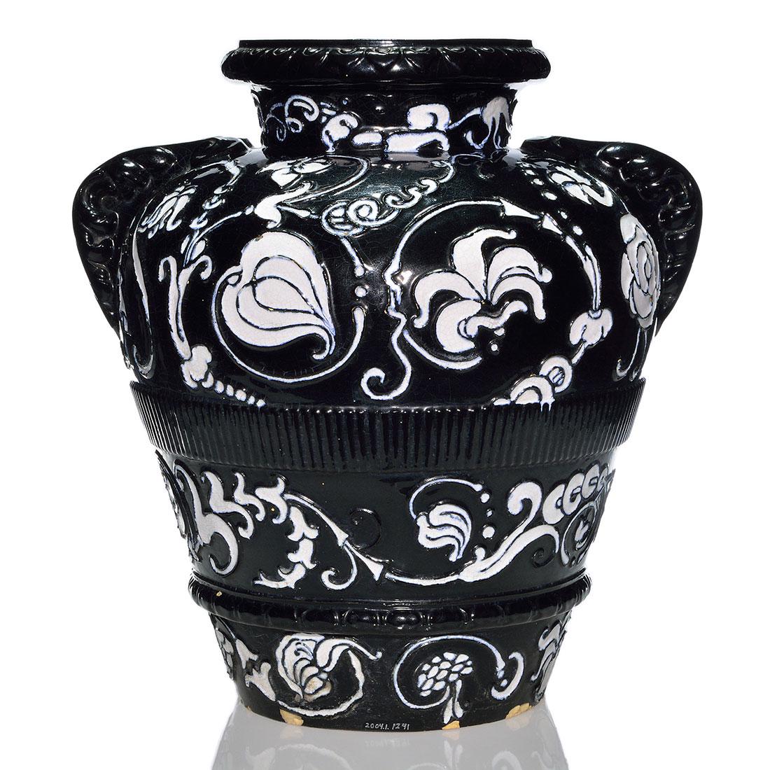 Monumental garden urn, Chicago, 19" (1 of 2)