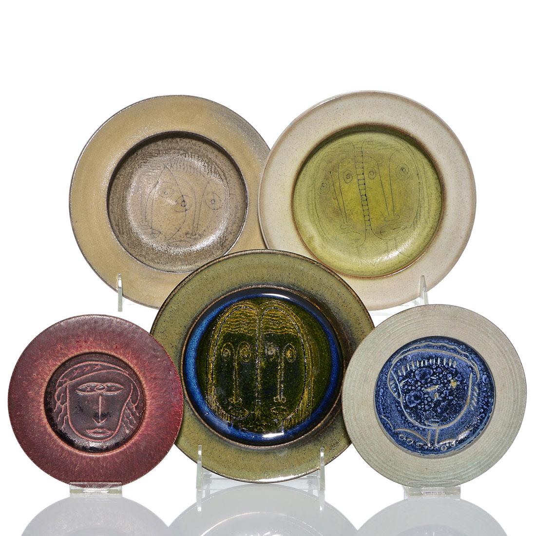 Group of 5 decorated Scheier character plates, #3688: Group of 5 Edwin and Mary Scheier plates with incised faces. All are incised SCHEIER on the bottom and all are in excellent original condition. Diameters are 5 1/4, 5 1/2, 6 3/4, 7 and 7 1/8 inches.