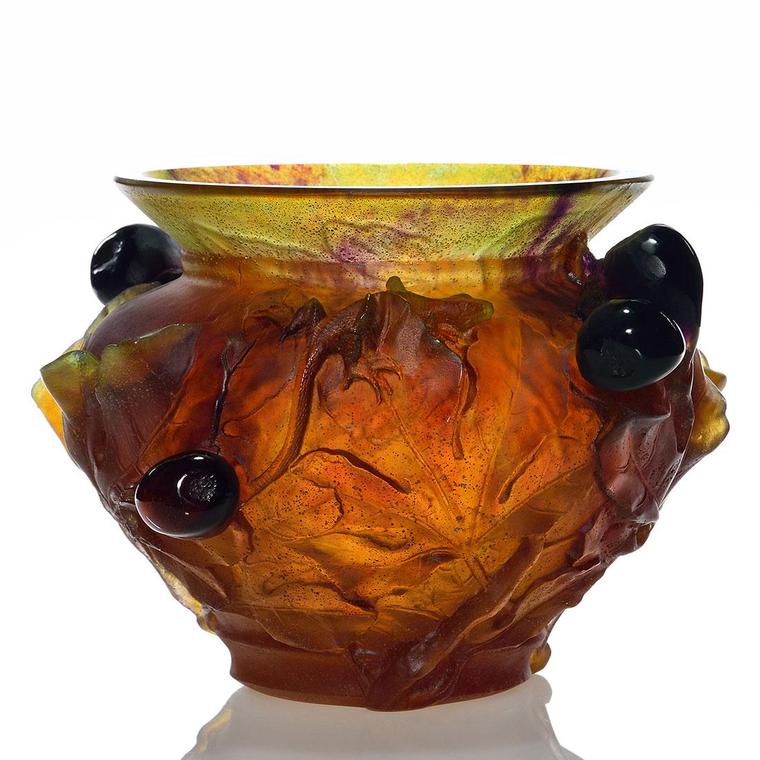 Modern Daum pate-de-verre Les Figues bowl, lizards,: Modern Daum Les Figues pate-de-verre bowl featuring a highly dimensional arrangement consisting of two lizards scampering across the foliage of branches laden with ripened figs. The dark and glossy fr
