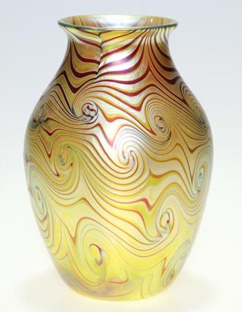 Orient & Flume red-gold pulled feather vase, 1979: Early Orient & Flume vase exhibiting the "King Tut" pattern in burgundy, coiled over a golden body. Height 5 3/4 inches. Engraved "Orient & Flume, 1977, F 139" beneath. Attractive, beautiful and in ex