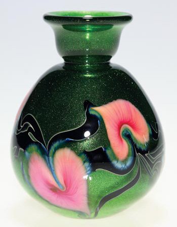 Jerry Heer vase, Aventurine "Leaf & Vine",5 1/2" : Nice Jerry Heer vase in emerald green with an overall coating of Aventurine with pink foliage encircled with halos among ebony vines. Height 5 1/2 inches. Engraved "J Heer, 2009, Lotton Glass" beneath