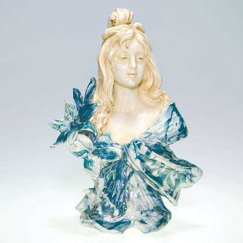 Royal Dux Art Nouveau bust of a young woman: Royal Dux bust depicting a pretty young woman. Marked with raised seals, one impressed Royal Dux Bohemia, the other 560 and bearing the number 8 in brown slip. In excellent original condition. The hei
