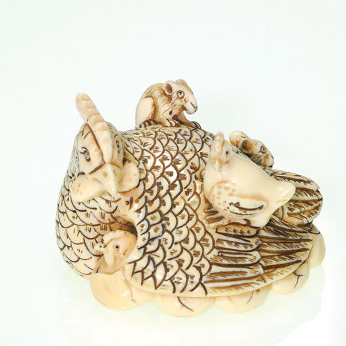 Ivory figure, hen w/chicks, rats, 1 1/2"X2 1/8", signed: Ivory figure showing a hen protecting her chicks from two rats. Height 1 1/2 inches by 2 1/8 inches. Artist signed. Dark ink reveals the nice detail to the hen's feathers. Very good condition.
