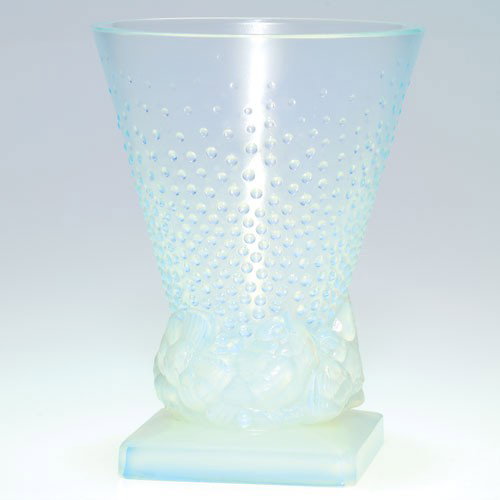 Sabino vase, 7", opalescent, raindrops/baby birds: Sabino opalescent vase molded with a gathering of baby birds taking a delight in bathing below the falling rain. The vase is steadied on a squared base and where the "Sabino Paris" mark is located. He