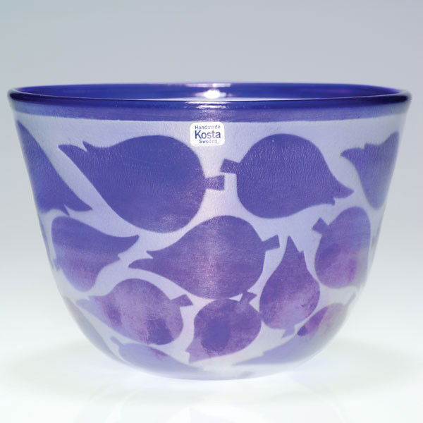 Kosta-Boda acid engraved bowl, B. Vallien, blue le: Kosta Boda acid engraved bowl displaying cobalt blue leaves floating over a frosty backdrop and designed by Bertil Vallien. Height 4 inches, diameter 6 inches. Engraved "Kosta, B. Vallien, 52446" bene