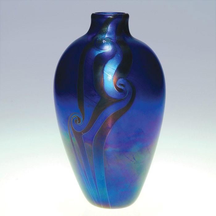 Orient & Flume vase, vertical pull decor, 1989: Handsome Orient & Flume cobalt blue vase decorated with frivolous coils on vertical patterns in sets of three, a creation by glass artist Jeff Howell in 1989. Height 9 inches. The surface is velvety s