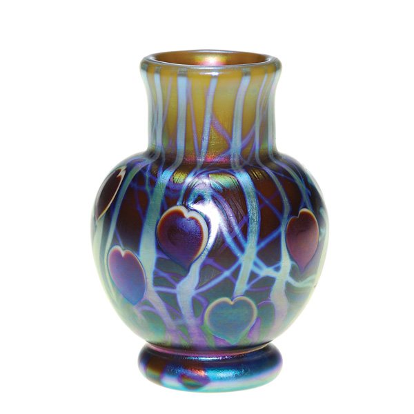 Mini Lundberg vase, red hearts, M.Cantor, 2 1/2": Early miniature Lundberg Studios vase, created in 1975 by Mark Cantor. In the likeness of Tiffany, the artist placed several purple hearts among silvery blue vines against a dark backdrop, the neck a