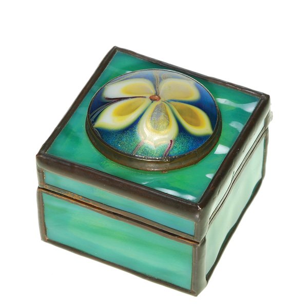 Orient & Flume leaded ring box, aurene floral: Nice leaded ring box created by the distinguished Orient & Flume. The lid having an inset mounted displaying a whitish yellow flower head against blue aurene and the glass sides a complimentary bluish