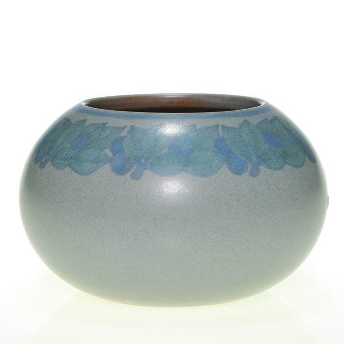 Marblehead vase, berries, Hennessey-Tutt, 3 1/8”: Good Marblehead gourd vase displaying a subtle wreath of blue berries and green foliage over dove gray, a decoration by Hanna Tutt and design by Arthur Hennessey. Height 3 1/8 inches and 5 1/2 inches