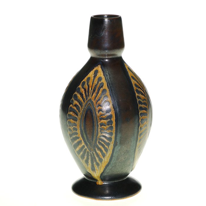 Quimper Odetta 7” Vase, 99-125, Feathers: Henriot Quimper vase with stylized peacock feathers. Marked on base “HB Quimper Odetta 99-1295.” In excellent, original condition. Height is 7 inches.