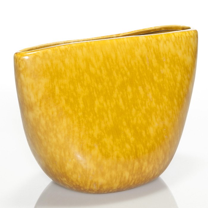 Roseville Raymor vase, shape 63-7”, 7”, gold: Roseville Raymor vase, shape 63-7”, in gold. Marked on the bottom Raymor Modern Artware by Roseville U.S.A. 63-7”. In excellent original condition. Height is 7 inches.