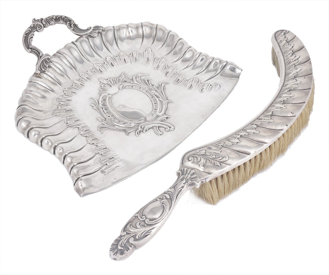 A FRENCH SILVER CRUMB SCOOP AND BRUSH, PARIS, CIRCA: A FRENCH SILVER CRUMB SCOOP AND BRUSH, PARIS, CIRCA 1900 in Rococo taste stamped with rocaille and foliage, with sickle shaped brush and oblong scroop with cast handle, apparently no maker's marks, 1s