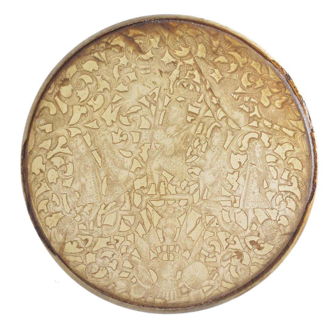 A WILLIAM III PRESSED HORN SNUFF BOX AND COVER, CIRCA: A WILLIAM III PRESSED HORN SNUFF BOX AND COVER, CIRCA 1700 circular, the cover finely intaglio pressed and showing traces of gilding with a scene apparently of King William III with orb and sceptre se
