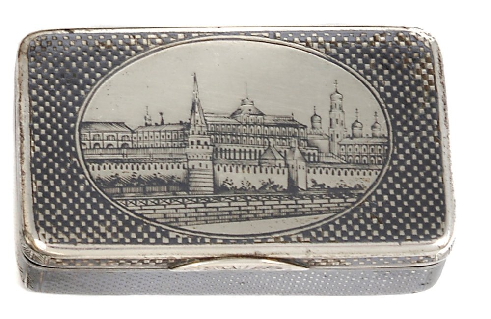 A RUSSIAN SILVER AND NIELLO SNUFF BOX, PETR ABROSIMOV,: A RUSSIAN SILVER AND NIELLO SNUFF BOX, PETR ABROSIMOV, MOSCOW, 1896-1908 rectangular, chequered decoration, the lid with an oval view of the Kremlin, the underside with a vacant roundel, gilt interior