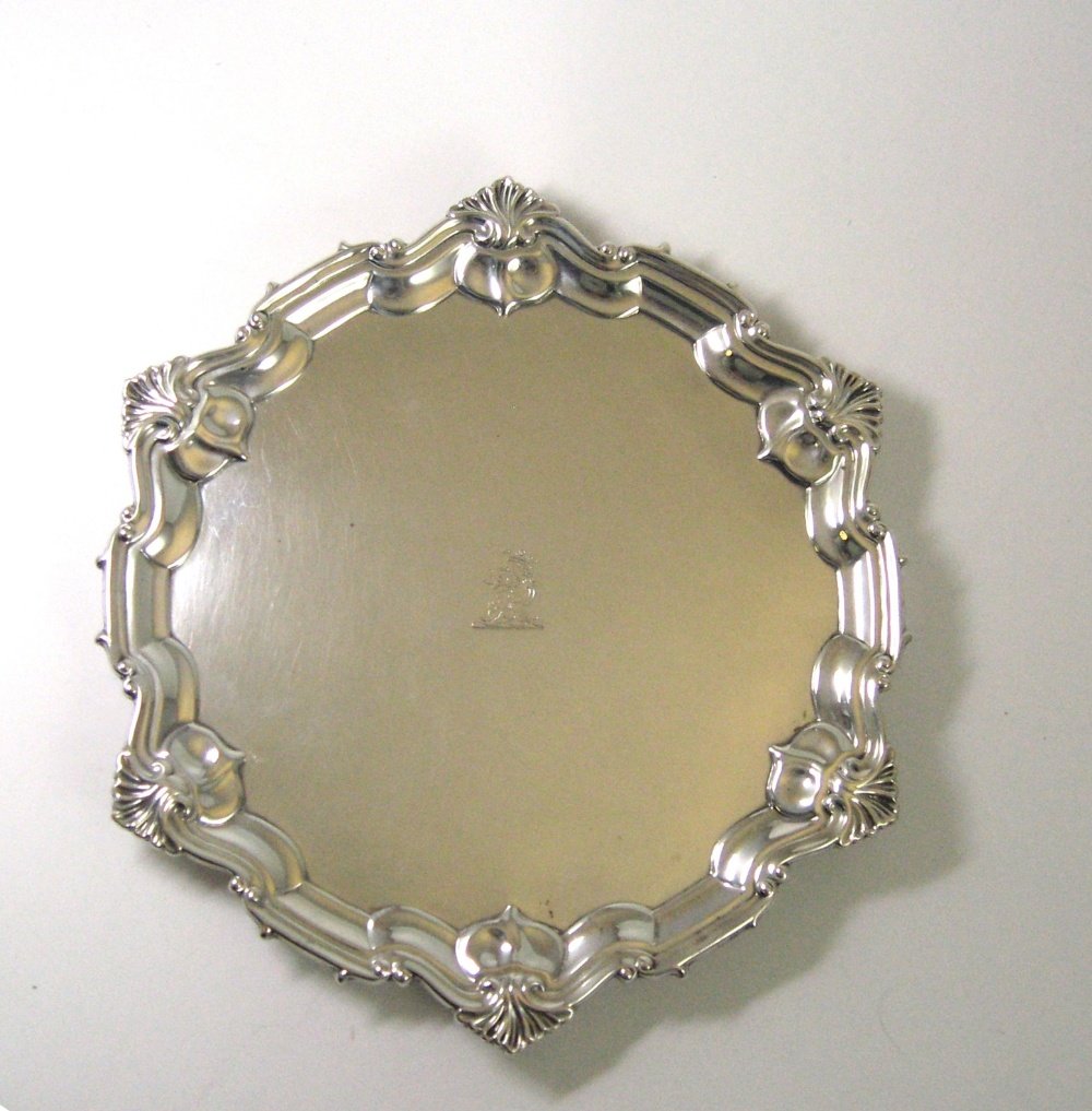 TWO EDWARD VII SILVER SALVERS, WILLIAM HUTTON & SONS: TWO EDWARD VII SILVER SALVERS, WILLIAM HUTTON & SONS LTD AND THE GOLDSMITHS & SILVERSMITHS CO LTD, LONDON, 1902 AND 1905 shaped circular, each engraved with a crest or crest and motto and on three hoo