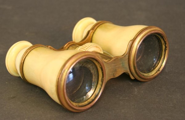 opera glass est. 1900-1920: Opera glass, age-related condition, German at 1900-1920 German Translation: Opernglas, Beinarbeit altersbedingter Zustand, deutsch um 1900-1920