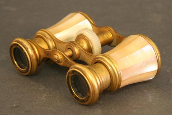 opera glass est. 1920: Opera glass, brass with mother of pearl edition, est 1920 German Translation: Opernglas, Messing mit Perlmuttauflage, um 1920