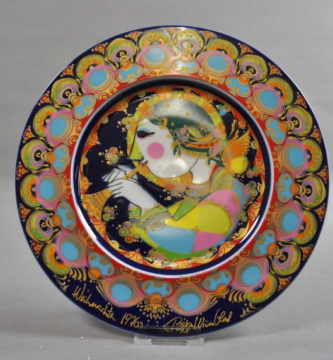 Christmas plate 1976 Rosenthal Galerie: Björn Wiinblad, angel with trumpet hand-decorated, D = 29cm Description German: Weihnachtsteller 1976, Rosenthal Galerie, Björn Wiinbladt, ''Engel mit Trompete'', handdekoriert, D= 29cm