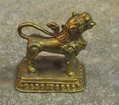 intepretation of a Fuo-dog, bronze or brass on a r: Darstellung eines Fuo-Hundes, Bronze bzw. Messing auf rechteckigem Sockel mit gerundeten Ecken, feuervergoldet, tlw. berieben, H= 9,0 L= 7,8 B= 5,5cm Nepal, um 1930