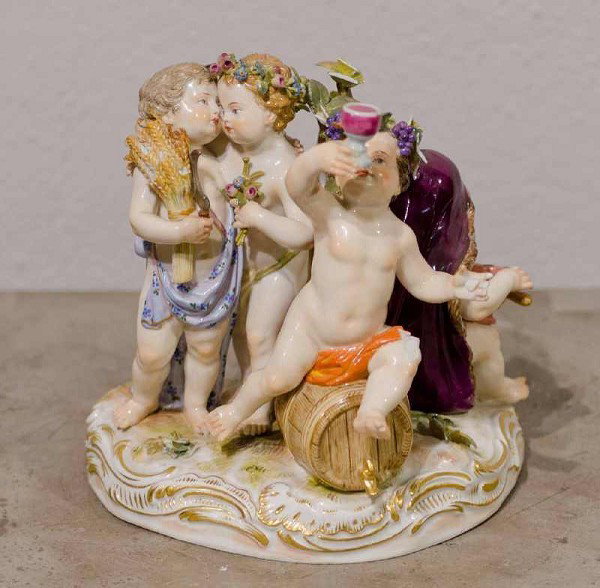 Meissen, Porzellangruppe aus vier Putten, Schwerterm: Meissen, Porzellangruppe aus vier Putten, Schwertermarke, Knaufzeit, stark beschädigt, Fehlteile, Allegorie auf die Jahreszeiten, Modellnr. 1068, Malernr. 62, auf Rocaillensockel H= 15,0cm
