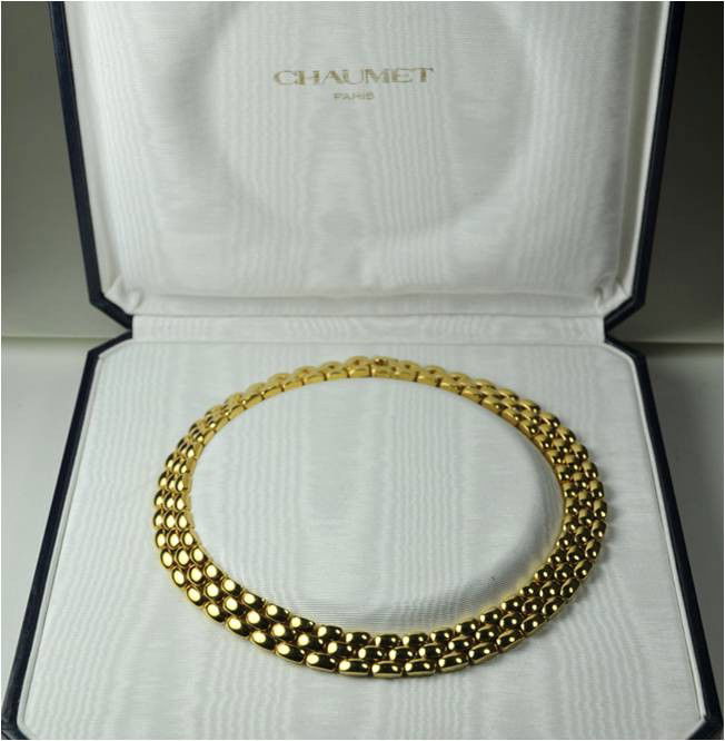 CHAUMET, Paris: finest modern Gold Necklace 750/18K YG: CHAUMET, very fine ladies necklace in 750/18K yellow gold, modern designer's work, 3-row. From the famous jeweler CHAUMET, Paris. In the undamaged original box with certificate and invoice. Absolutely
