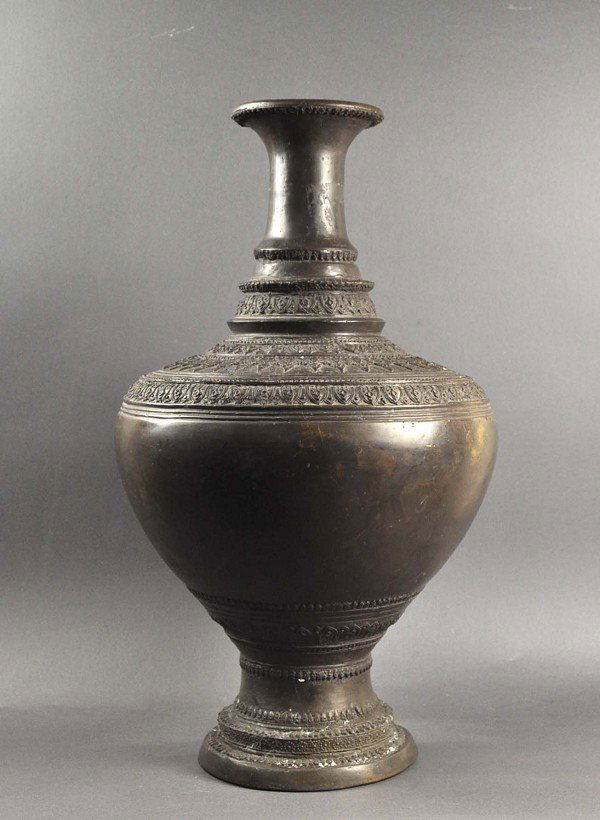 Vase, bronze, old, well-Thai relief, pulled down belly,: Vase, bronze, old, well-Thai relief, pulled down belly, narrow neck top with wide opening Ender. Round stand-decorated. Relifiert vase. H = 47.5, opening up Dm = 10.5, as Dm = 16.0 cm. Vase, Bronze, a