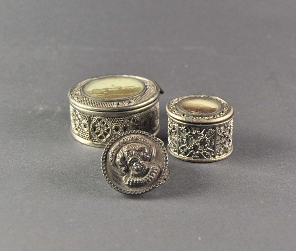 Pillbox, silver tested, with asiastic motifs "Dancing: Pillbox, silver tested, with asiastic motifs "Dancing Shiva and Tanaga", diameter = 3.3 cm, W = 19.5 g Pillendöschen, Silber geprüft, mit asiastischen Motiven "Tanzende Shiva und Tanaga", Durchmesse