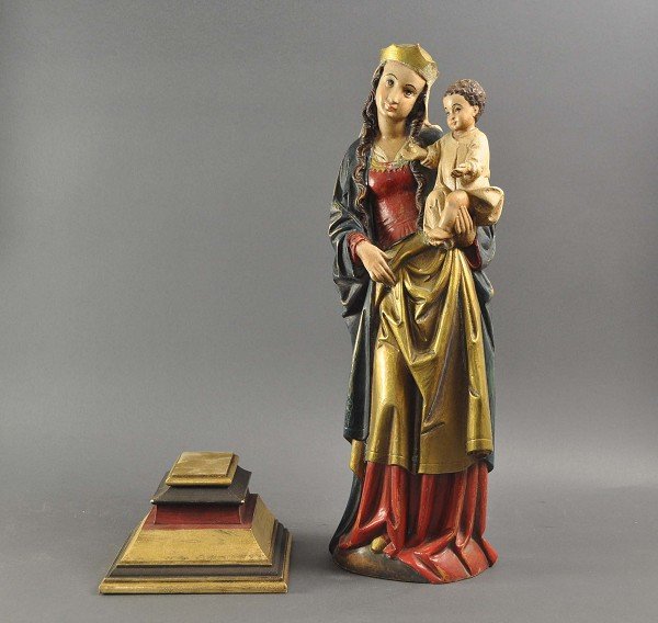 Madonna and Child, standing, on section, intensive poly: Madonna and Child, standing, on section, intensive polychrome paint, naive-style carving, height = 43.0 cm Madonna mit Kind, stehend, auf Kapitel, intensive polychrome Fassung, naiv anmutende Schnitza