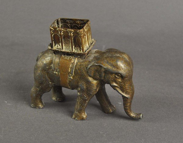 Border Elephant with litter, zinc casting with old pati: Border Elephant with litter, zinc casting with old patina, stamped on the band, W. Avery & Son Redditch maker and a leg stuck, nice work, H = 9.0, L = 10.0 cm Schreitender Elefant mit Sänfte, Zink-Gu