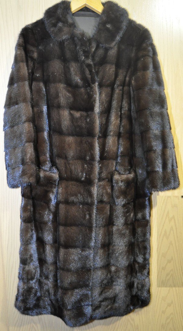Fine mink coat, continuous uniform backs. Transversely.: Feiner Nerzmantel, durchgehend gleichmäßige Rückenteile. Querverlaufend. Größe: