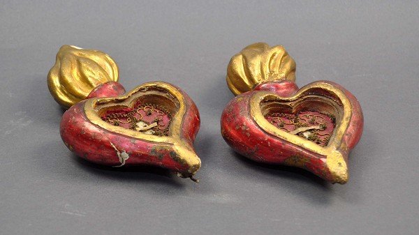 Two flaming hearts, monastery work, with relics, old fl: Zwei flammende Herzen, Klosterarbeiten, mit Reliquien, Flammen lose alte Kreidefassung stark berieben, teilweise rissig, Glasdeckel fehlen H = 17,0 cm