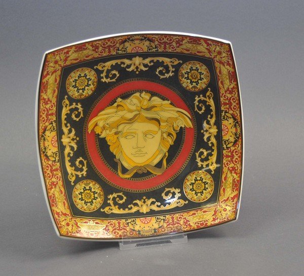 Candy bowl, the bottom side, marked Rosenthal studio-li: Konfektschale, bodenseitig gemarkt Rosenthal studio-linie "Versace" im gewölbtem Spiegel Medusenhaupt, Seitenkanten gebogen, Ecken hochgezogen, L = 18,0, B = 18,0 cm