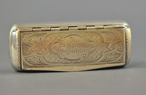 Snuff box, finely zisiliert all sides, in the cover ins: Schnupftabaksdose, allseitig fein zisiliert, in Deckel Innschrift "zur 25-jährigen Hochzeitsfeier", L = 9,0, B = 3,5, H = 2,5 cm G = 86 g mit einer Prise historischem Schnupftabak (Wirkung ausprobier