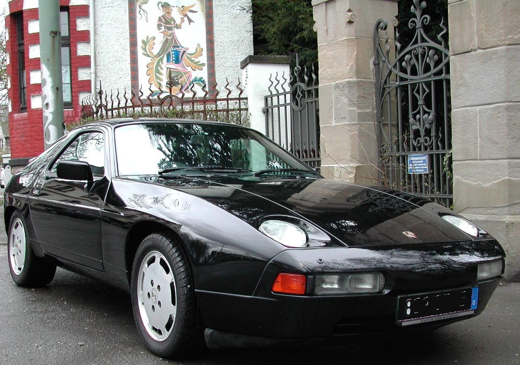 Porsche 928 S4 Automatik, 1989: Porsche 928 S4 Automatik Lackierung: schwarz Polsterung: Leder schwarz Leistung: 235kW/320PS Erstzulassung: März 1989 Laufleistung: 70.900 MLS weitere Details/Extras: Komfortsitze vorn, e