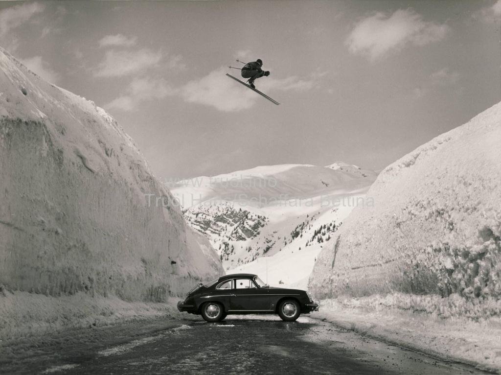 Hans Truöl: 356 Porschesprung mit Egon Zimmermann: Der weltbekannte 356 Porschesprung mit Egon Zimmermann, als er die Abkürzung nimmt. Foto wurde 1956 gemacht Fotograf : Hans Truöl Premium Fotopapier Replikat 53,5 cm X 39,5