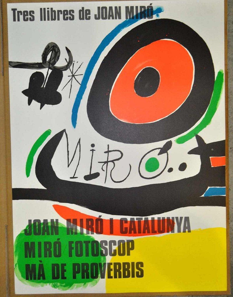 MIRO, "Tres libres de Joan Miró", Farblithographie, num: MIRO, "Tres libres de Joan Miró", Farblithographie, numeriert, Ausgabe mit kathalanischem Text, Auflage 2000 Exemplare (2x) H = 70,0, B = 56,5 cm