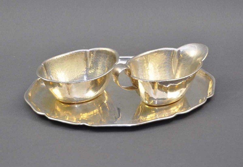 Sahne und Zucker auf Tablett, 830´-Silber, schöne Arbei: Sahne und Zucker auf Tablett, 830´-Silber, schöne Arbeit von Wilkens Bremen, umgebörtelter Rand, schwere Ausführung in Hammerschlagdekor, 4passige Züge, bodenseitig gemarkt, Herstellermarke, Halb