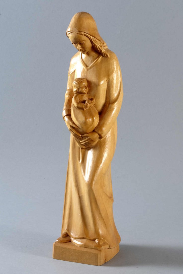 Standing Madonna and Child, Handschnitzarbeit, prob: Standing Madonna and Child, Handschnitzarbeit, probably birch, modern. H = 42.0 B = 9.0 T = 9.0 cm Stehende Madonna mit Jesuskind, Handschnitzarbeit, wohl Birke, neuzeitlich. H = 42,0 B = 9,0 T = 9,0