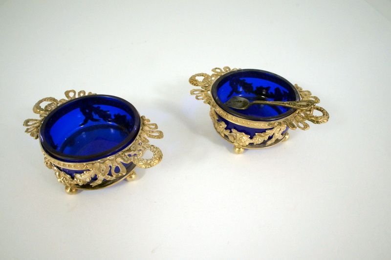 2 salt pots with spoons, 925 silver, cobalt blue g: 2 salt pots with spoons, 925 silver, cobalt blue glass inserts, master's mark R & B, Sheffield 1880, 93 g without dia about 5.7 cm, height 3 cm 2 Salzgefässe mit Löffelchen, Silber 925, kobaltblaue 