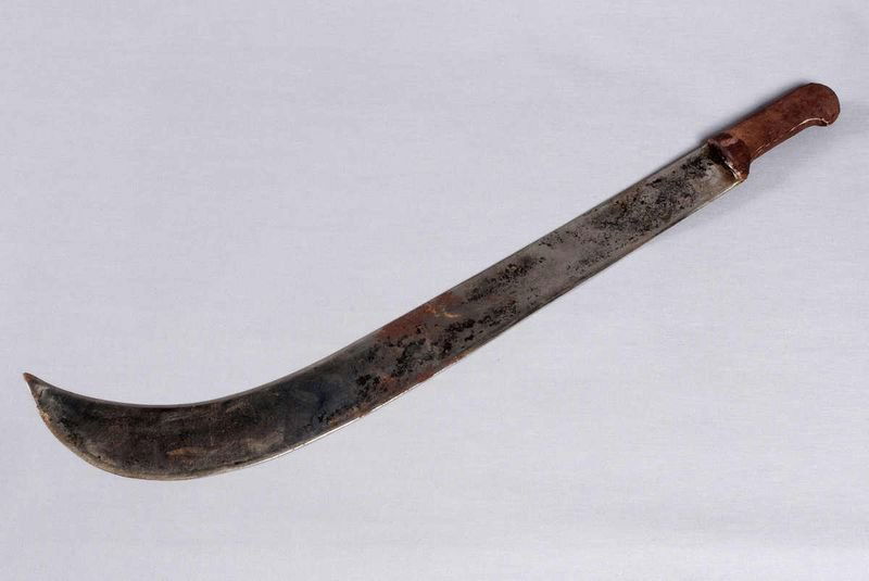 Machete, probably South American, covered with no: Machete, probably South American, covered with no manufacturer name, handle with checkering, upwardly curved tip. Overall Length = 73.0 cm Machete, wohl südamerikanisch, ohne Herstellerbezeichnung, G