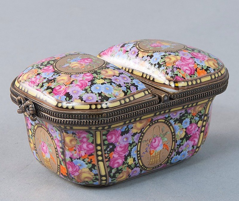 LIMOGES double box, porcelain decorated, floral flo: LIMOGES double box, porcelain decorated, floral floral pattern, brass ornament cover with bows on the closures, cover inside decorated with florets, hallmarked at the bottom: "Handpainted Limoges, Fra