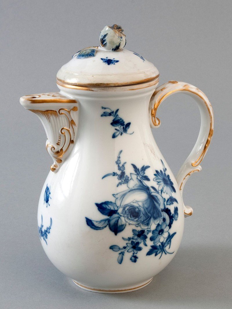 Mokkakännchen, Meissen, Schwertmarke um 1860, blaue: Mokkakännchen, Meissen, Schwertmarke um 1860, blaue Blume, mit Goldstaffage, am oberen Rand innwändig Ausbruch, Deckel und Rosenknauf, unfachmännisch altrestauriert. Standring bestossen. H= 21,5 cm